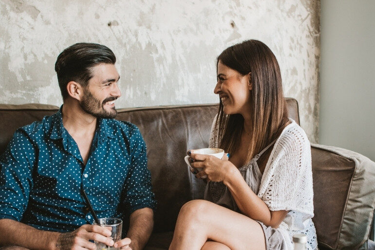 Paar lachend im Café